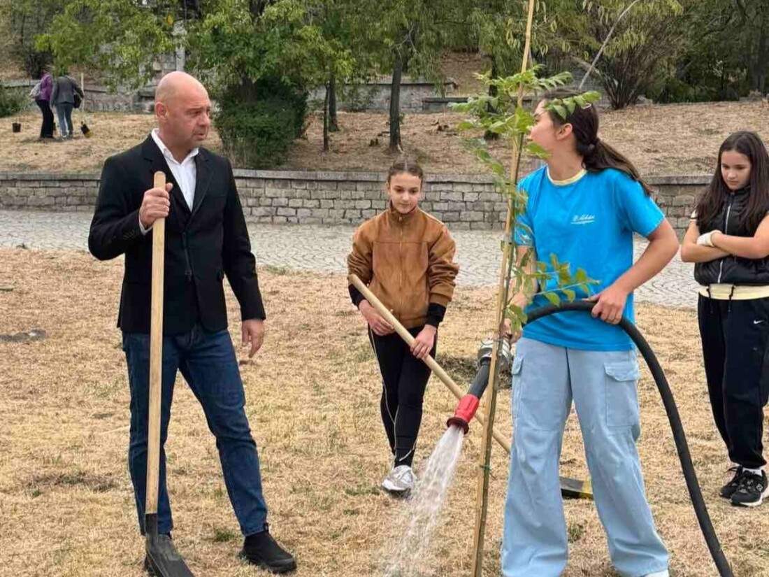 Със 70 нови дръвчета на Бунарджика започна есенното залесяване в Пловдив