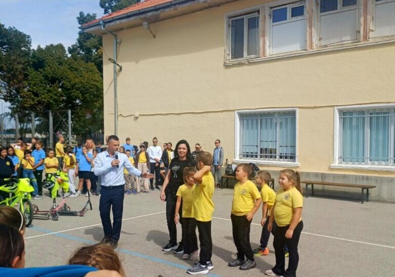 "Активен транспорт до училище": Деца учиха правилата за движение по пътищата в ОУ "Васил Петлешков" (СНИМКИ) 4 "Активен транспорт до училище": Деца учиха правилата за движение по пътищата в ОУ "Васил Петлешков" (СНИМКИ)