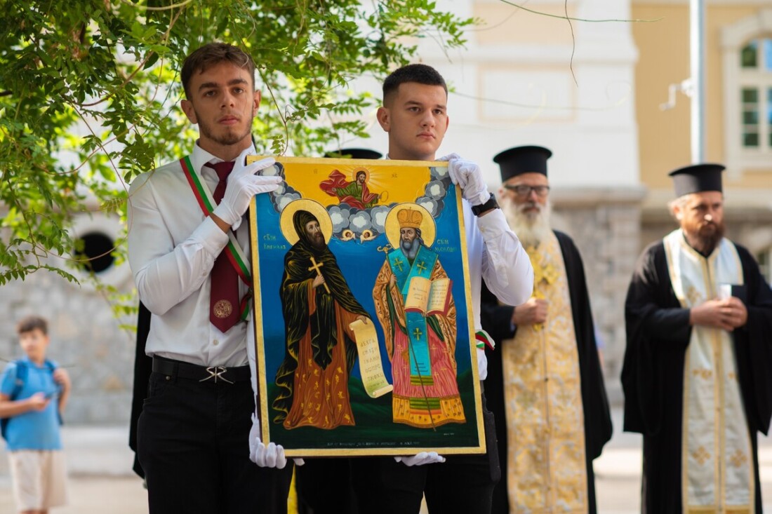 Хуманитарната гимназия в Пловдив отвори врати след ремонта, кметът Костадин Димитров приветства учениците (СНИМКИ)