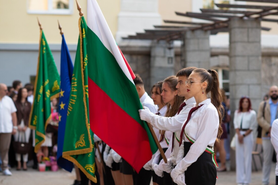 Хуманитарната гимназия в Пловдив отвори врати след ремонта, кметът Костадин Димитров приветства учениците (СНИМКИ)