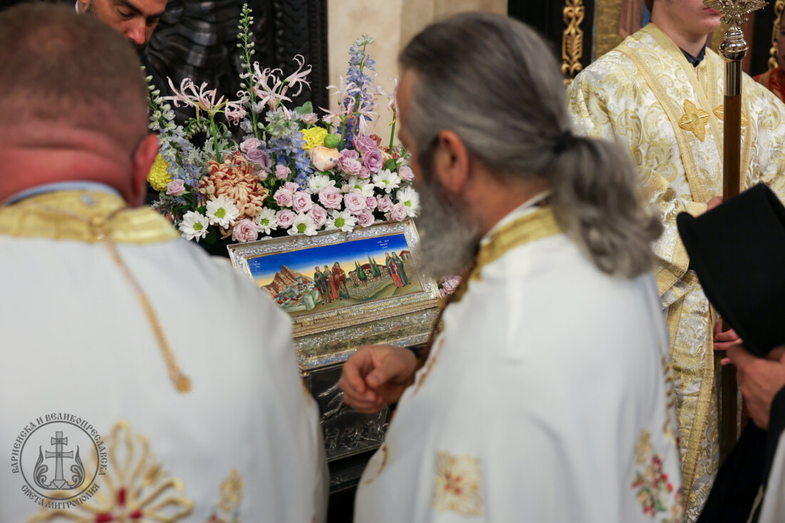 Във Варна посрещнаха голяма светиня: Честния пояс на Пресвета Богородица (СНИМКИ) 7 Във Варна посрещнаха голяма светиня: Честния пояс на Пресвета Богородица (СНИМКИ)