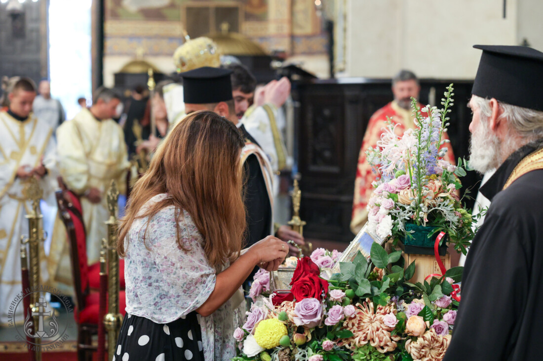 Във Варна посрещнаха голяма светиня: Честния пояс на Пресвета Богородица (СНИМКИ) 3 Във Варна посрещнаха голяма светиня: Честния пояс на Пресвета Богородица (СНИМКИ)