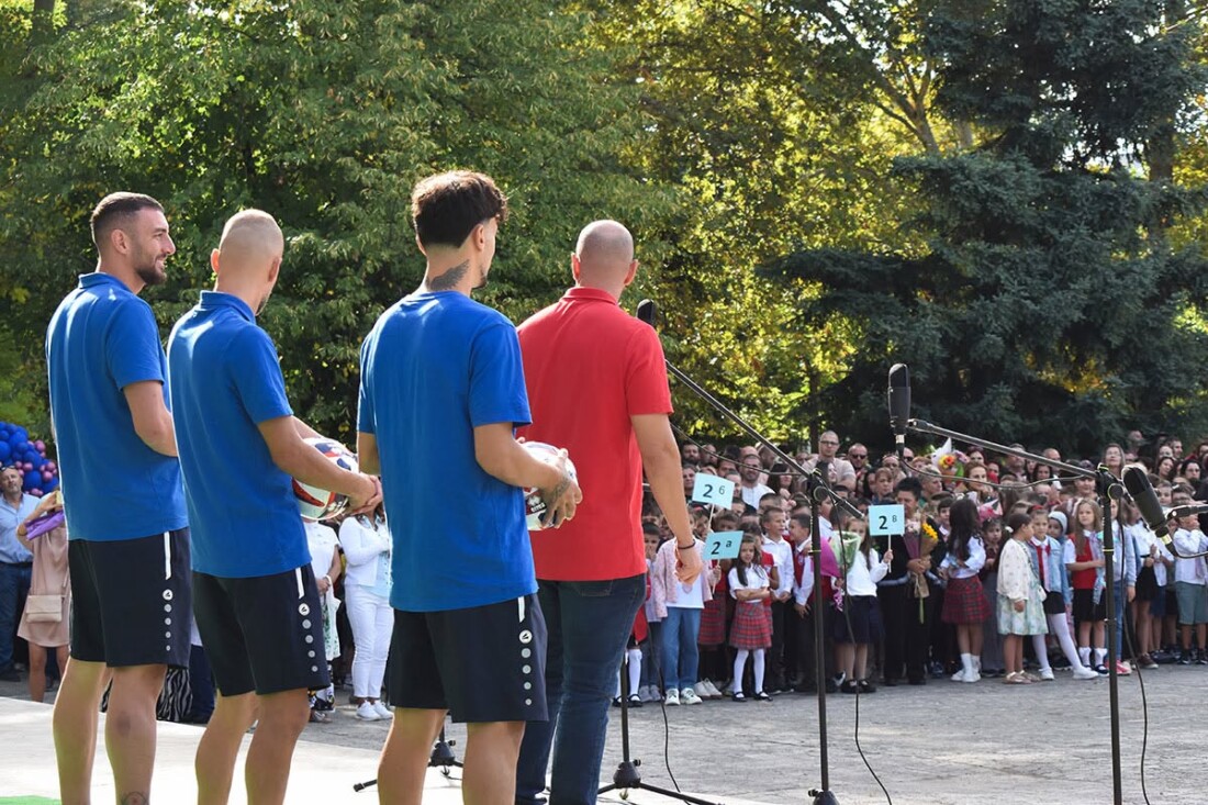 За първия учебен ден: Спартак Пловдив изненада близо 1000 първокласници (СНИМКИ)