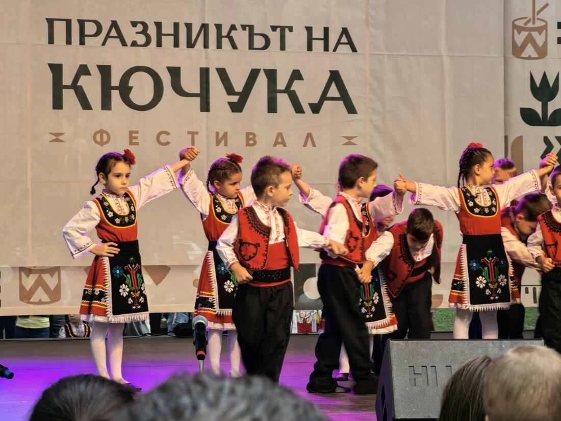 С много музика, песни и добро настроение: Започна третото издание на "Празникът на Кючука" (СНИМКИ и ВИДЕО) 1 С много музика, песни и добро настроение: Започна третото издание на "Празникът на Кючука" (СНИМКИ и ВИДЕО)