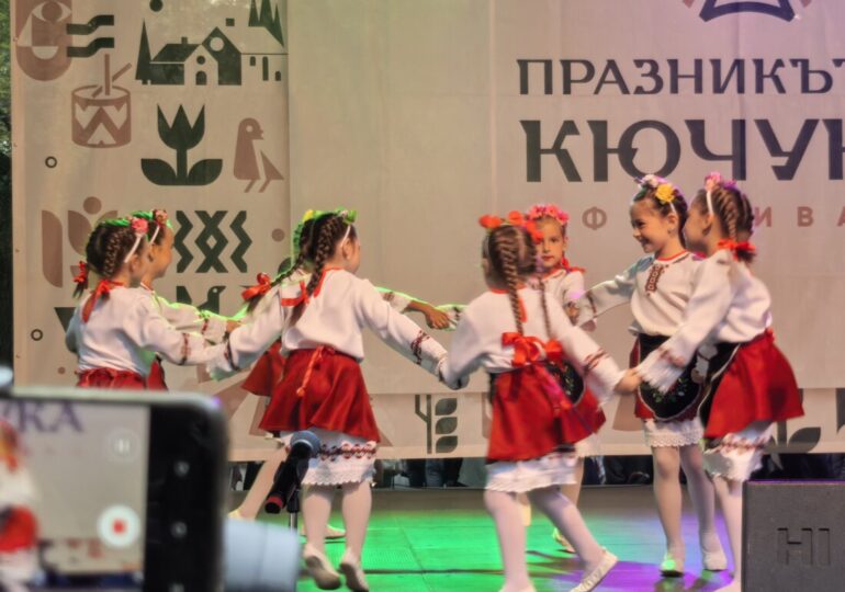 С над 1000 участници: „Празникът на Кючука“ се утвърди като истински фестивал на традициите и българския дух (ВИДЕО и СНИМКИ) 9 С над 1000 участници: „Празникът на Кючука“ се утвърди като истински фестивал на традициите и българския дух (ВИДЕО и СНИМКИ)
