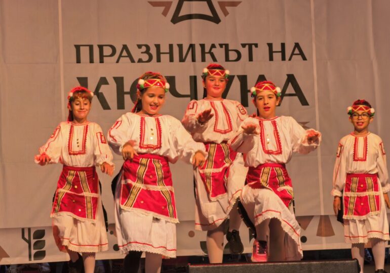 С над 1000 участници: „Празникът на Кючука“ се утвърди като истински фестивал на традициите и българския дух (ВИДЕО и СНИМКИ) 14 С над 1000 участници: „Празникът на Кючука“ се утвърди като истински фестивал на традициите и българския дух (ВИДЕО и СНИМКИ)