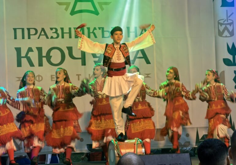 С над 1000 участници: „Празникът на Кючука“ се утвърди като истински фестивал на традициите и българския дух (ВИДЕО и СНИМКИ) 23 С над 1000 участници: „Празникът на Кючука“ се утвърди като истински фестивал на традициите и българския дух (ВИДЕО и СНИМКИ)