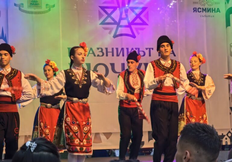 С над 1000 участници: „Празникът на Кючука“ се утвърди като истински фестивал на традициите и българския дух (ВИДЕО и СНИМКИ) 25 С над 1000 участници: „Празникът на Кючука“ се утвърди като истински фестивал на традициите и българския дух (ВИДЕО и СНИМКИ)