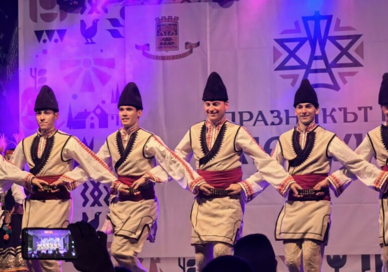 С над 1000 участници: „Празникът на Кючука“ се утвърди като истински фестивал на традициите и българския дух (ВИДЕО и СНИМКИ) 33 С над 1000 участници: „Празникът на Кючука“ се утвърди като истински фестивал на традициите и българския дух (ВИДЕО и СНИМКИ)