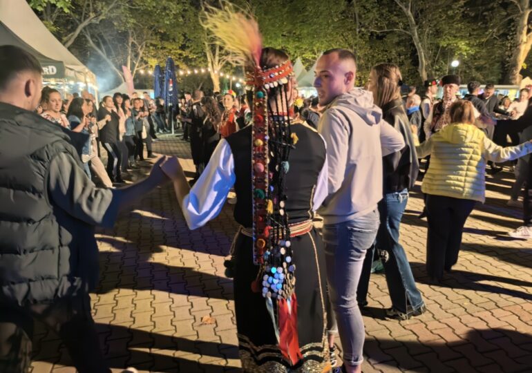 С над 1000 участници: „Празникът на Кючука“ се утвърди като истински фестивал на традициите и българския дух (ВИДЕО и СНИМКИ) 40 С над 1000 участници: „Празникът на Кючука“ се утвърди като истински фестивал на традициите и българския дух (ВИДЕО и СНИМКИ)