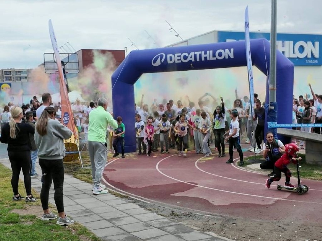 Стотици се включиха в DECATHLON Color Run в пловдивския район „Тракия“ (СНИМКИ)