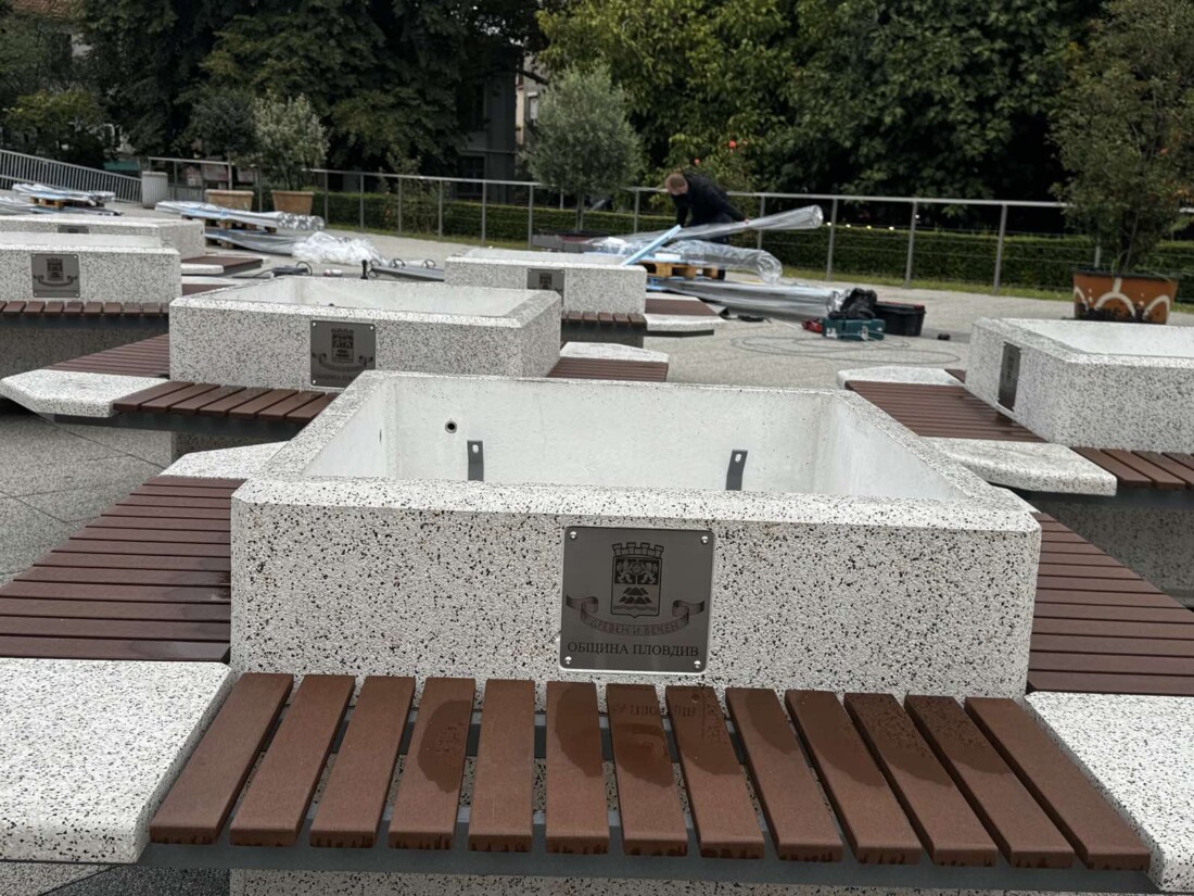 Община Пловдив поставя 26 нови комбинирани саксии с пейки на ключови пешеходни зони (СНИМКИ) 1 Община Пловдив поставя 26 нови комбинирани саксии с пейки на ключови пешеходни зони (СНИМКИ)