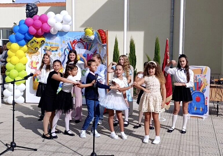 301 първокласници прекрачиха прага на училищата в Община Марица (ГАЛЕРИЯ) 3 301 първокласници прекрачиха прага на училищата в Община Марица (ГАЛЕРИЯ)