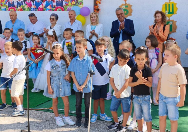 301 първокласници прекрачиха прага на училищата в Община Марица (ГАЛЕРИЯ) 12 301 първокласници прекрачиха прага на училищата в Община Марица (ГАЛЕРИЯ)