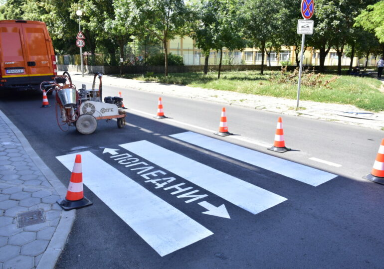Започва обновяването на пешеходните пътеки край училища и детски градини в Пловдив