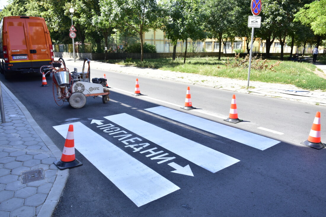 Започва обновяването на пешеходните пътеки край училища и детски градини в Пловдив