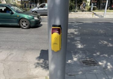 Пловдив с първи светофар с бутон за пешеходна заявка с тактилни знаци и брайлово писмо (СНИМКИ)