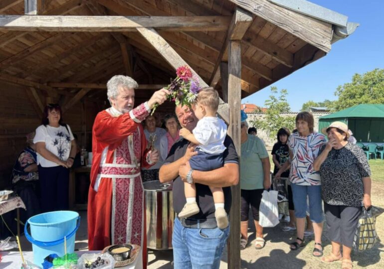 Хиляди се събраха на традиционните събори в Маноле и Крислово за Рождество Богородично (ГАЛЕРИЯ)