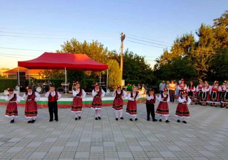 Хиляди се събраха на традиционните събори в Маноле и Крислово за Рождество Богородично (ГАЛЕРИЯ)