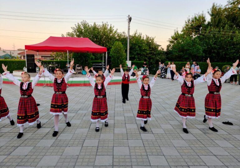 Хиляди се събраха на традиционните събори в Маноле и Крислово за Рождество Богородично (ГАЛЕРИЯ)