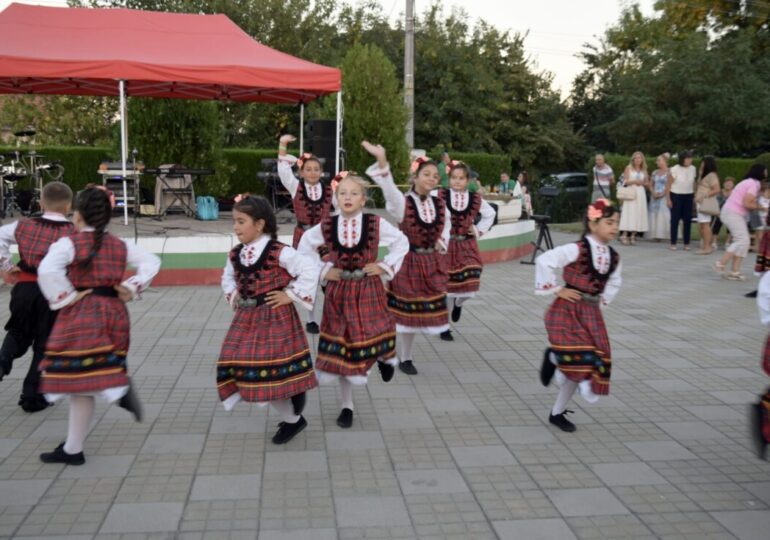 Хиляди се събраха на традиционните събори в Маноле и Крислово за Рождество Богородично (ГАЛЕРИЯ)