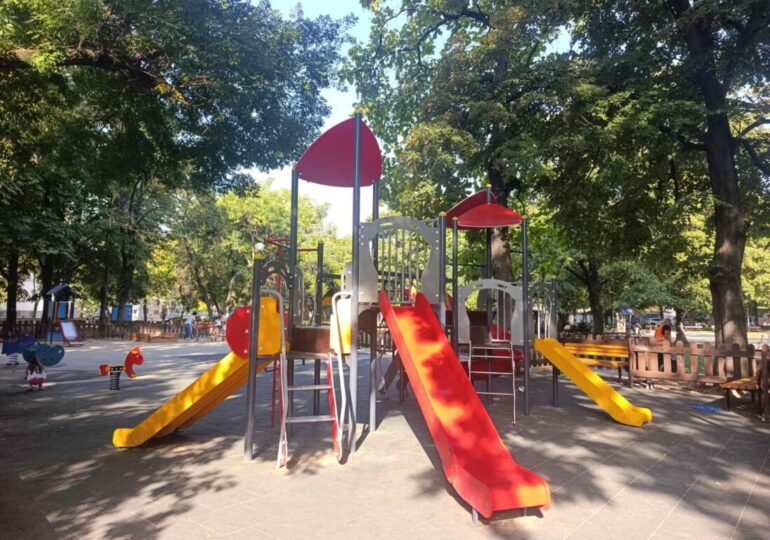 Завърши разширението на детската площадка в парк „Кронщад“ в „Южен“ (СНИМКИ)