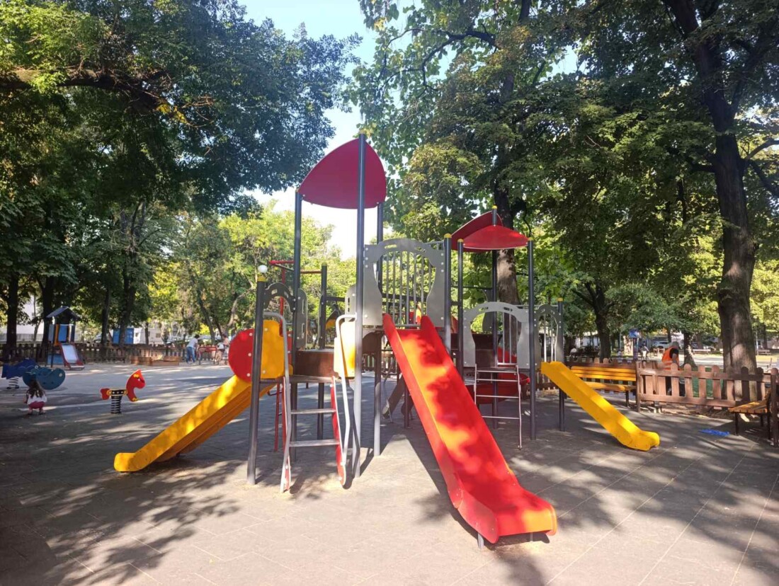 Завърши разширението на детската площадка в парк „Кронщад“ в „Южен“ (СНИМКИ)