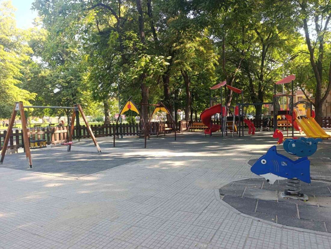 Завърши разширението на детската площадка в парк „Кронщад“ в „Южен“ (СНИМКИ)