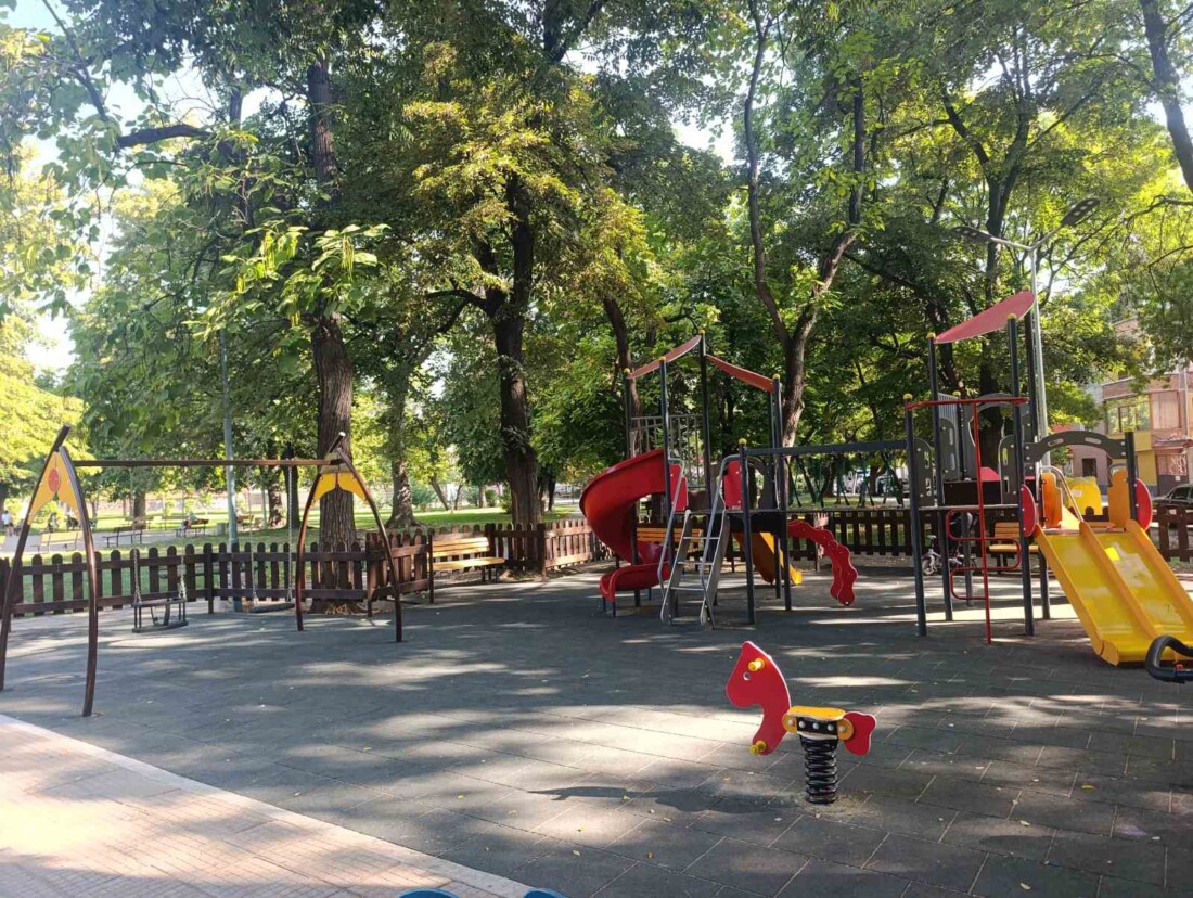 Завърши разширението на детската площадка в парк „Кронщад“ в „Южен“ (СНИМКИ)