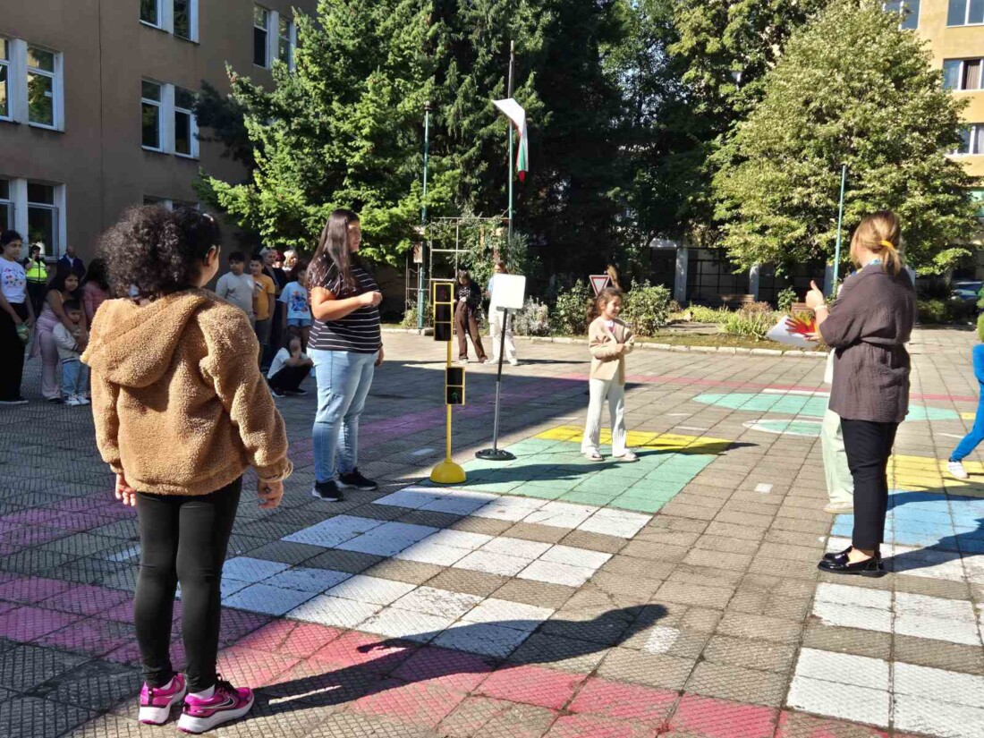 Специално училище за ученици с увреден слух „Проф. д-р Стоян Белинов“ отбеляза Европейската седмица на мобилността с тематичен Ден по БДП 5 Специално училище за ученици с увреден слух „Проф. д-р Стоян Белинов“ отбеляза Европейската седмица на мобилността с тематичен Ден по БДП