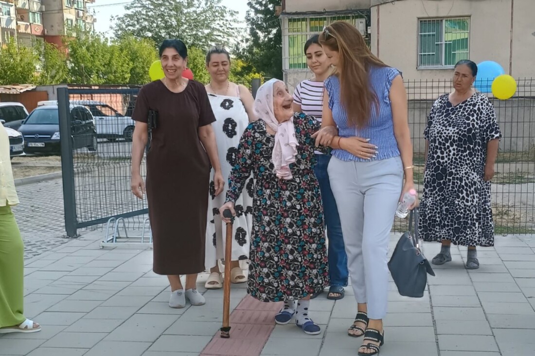 Две години ЦСЗУ: Подкрепа за над 2000 деца и възрастни и незабравим урок от 100-годишната Сание Юсуфова (СНИМКИ)