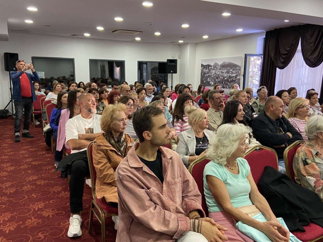 Пловдивската публика посрещна с огромен интерес Юлияна Антонова-Мурата и новата ѝ книга „Сате сате, Япония“ (СНИМКИ) 4 Пловдивската публика посрещна с огромен интерес Юлияна Антонова-Мурата и новата ѝ книга „Сате сате, Япония“ (СНИМКИ)