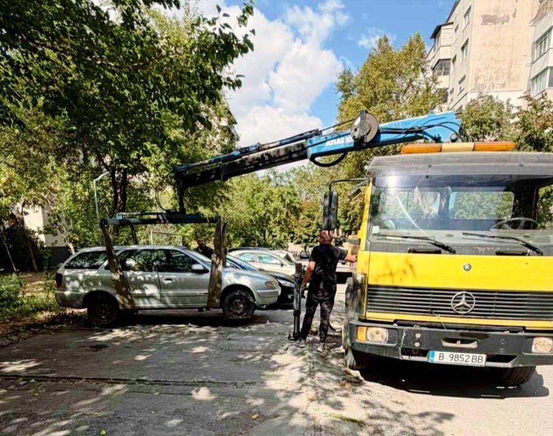 Поредна акция по премахване на излезли от употреба автомобили в пловдивския район "Източен" (СНИМКИ) 1 Поредна акция по премахване на излезли от употреба автомобили в пловдивския район "Източен" (СНИМКИ)