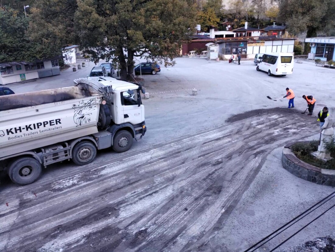 Преасфалтират централния площад в асеновградско село (СНИМКИ)