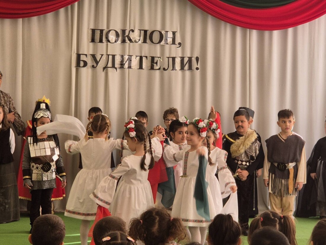 ДГ „Наталия“ отбеляза Деня на народните будители с уникален спектакъл, а в СУ за УУС „Стоян Белинов“ официално отвори врати нов модерен STEM център (ГАЛЕРИЯ)