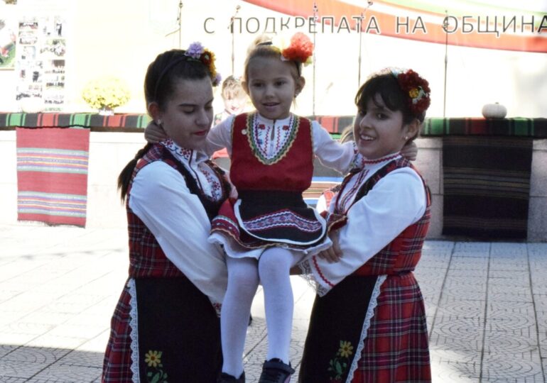 Над 800 самодейци от страната съживиха фолклорните традиции на осмия фестивал „По терлици и шевици“ в Царацово (ГАЛЕРИЯ)