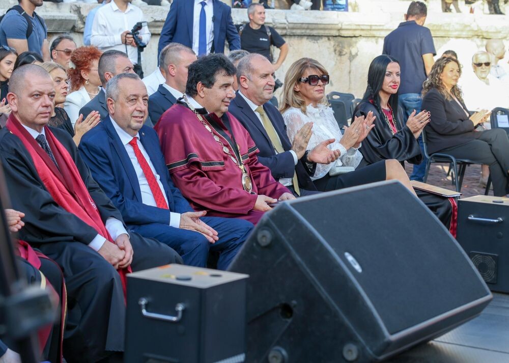 "Повече пари за образование в Бюджет 2027": Премиерът Румен Радев връчи дипломите на денталните лекари отличници от МУ-Пловдив (СНИМКИ) 1 "Повече пари за образование в Бюджет 2027": Премиерът Румен Радев връчи дипломите на денталните лекари отличници от МУ-Пловдив (СНИМКИ)