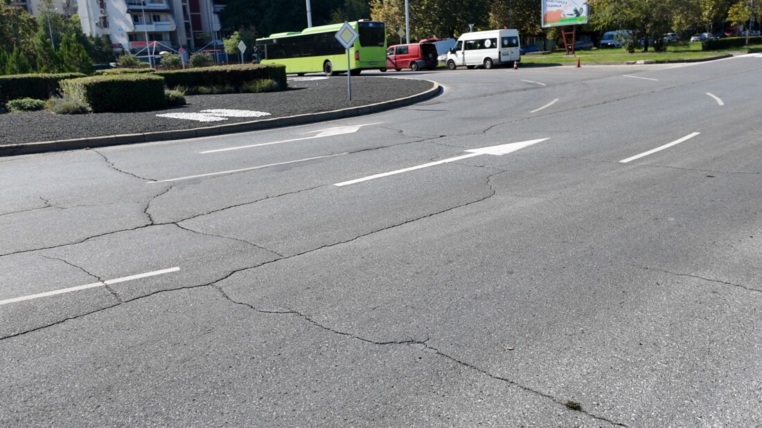 За първи път в „Тракия“: Стрелки по пътната настилка улесняват движението в кръговите кръстовища (СНИМКИ)