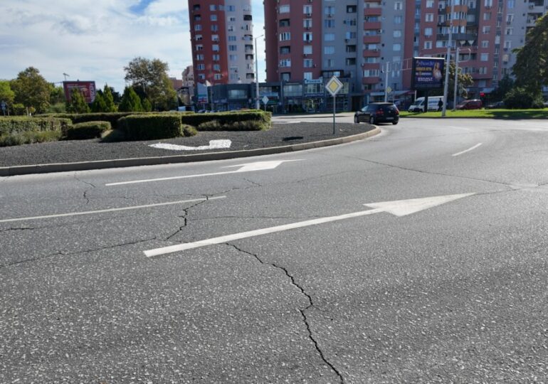 За първи път в „Тракия“: Стрелки по пътната настилка улесняват движението в кръговите кръстовища (СНИМКИ)