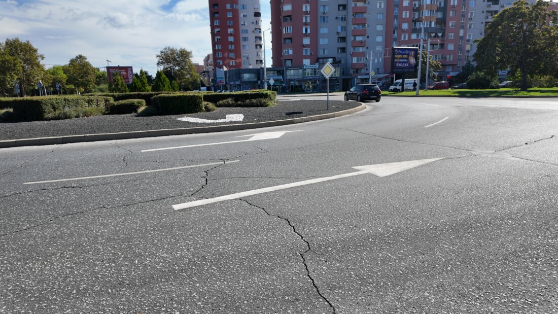 За първи път в „Тракия“: Стрелки по пътната настилка улесняват движението в кръговите кръстовища (СНИМКИ)
