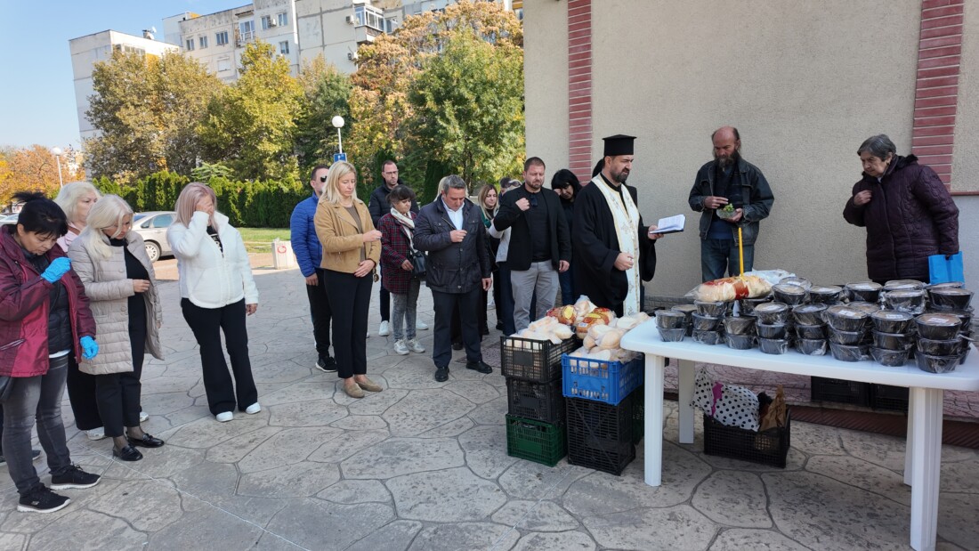 На Димитровден: Курбан за здраве беше раздаден в храм „Св. Преображение Господне“ в район „Тракия“ 1 На Димитровден: Курбан за здраве беше раздаден в храм „Св. Преображение Господне“ в район „Тракия“