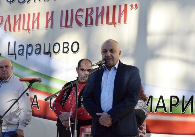 Над 800 самодейци от страната съживиха фолклорните традиции на осмия фестивал „По терлици и шевици“ в Царацово (ГАЛЕРИЯ)
