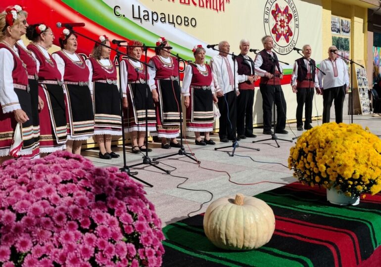 Над 800 самодейци от страната съживиха фолклорните традиции на осмия фестивал „По терлици и шевици“ в Царацово (ГАЛЕРИЯ)