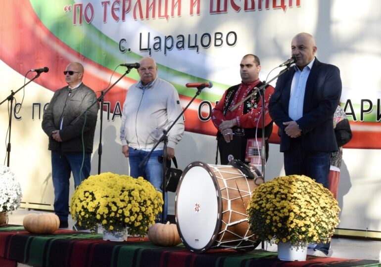 Над 800 самодейци от страната съживиха фолклорните традиции на осмия фестивал „По терлици и шевици“ в Царацово (ГАЛЕРИЯ)