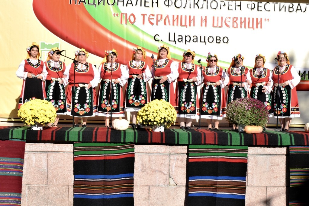 Над 800 самодейци от страната съживиха фолклорните традиции на осмия фестивал „По терлици и шевици“ в Царацово (ГАЛЕРИЯ)