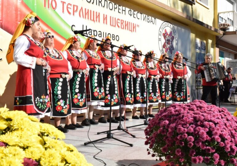 Над 800 самодейци от страната съживиха фолклорните традиции на осмия фестивал „По терлици и шевици“ в Царацово (ГАЛЕРИЯ)