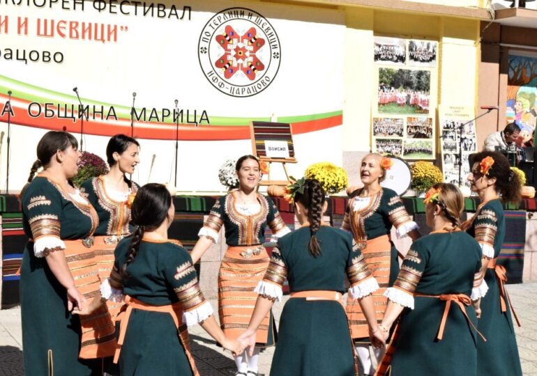 Над 800 самодейци от страната съживиха фолклорните традиции на осмия фестивал „По терлици и шевици“ в Царацово (ГАЛЕРИЯ)